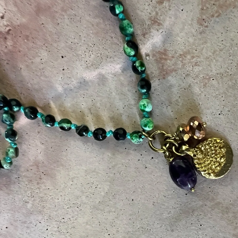 Handmade hand knotted vibrant green agate necklace with charm cluster - Picture 4 of 12